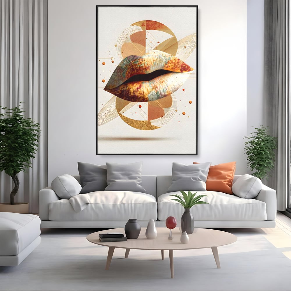 Tablou canvas cu tablou canvas cu buze aurii si forme geometrice, in rama de aluminiu negru, pe perete intr-un living